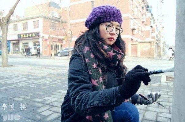 Отверстия на стволах деревьев вместо холста