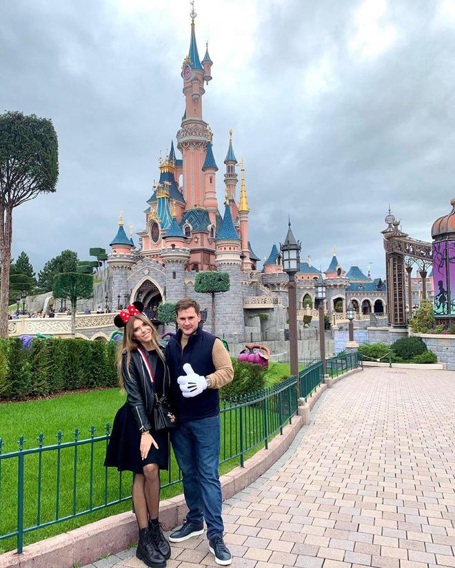 Катя Гуменюк и Артем Тараненко в Диснейленде