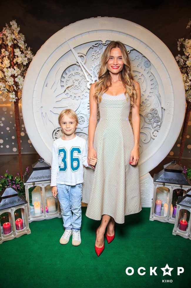 Аліса в Задзеркаллі прем'єра