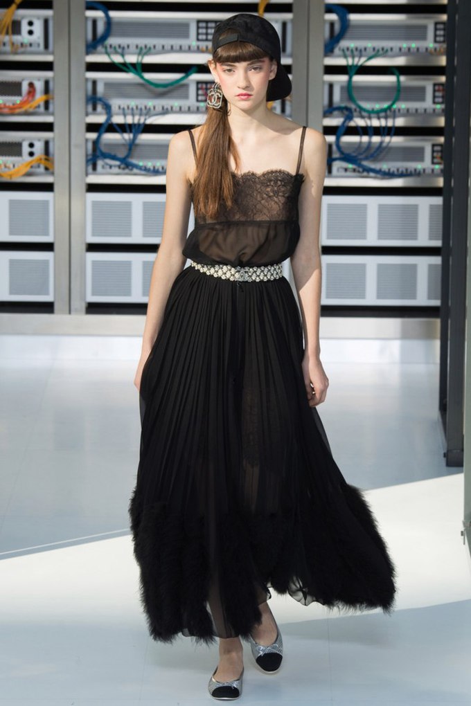 Украинка Юлия Ратнер на подиуме парижской Недели моды: Chanel