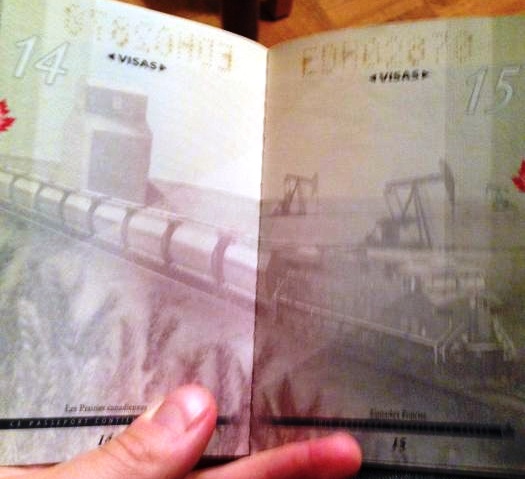 Крутой паспорт гражданина Канады в свете ультрафиолета