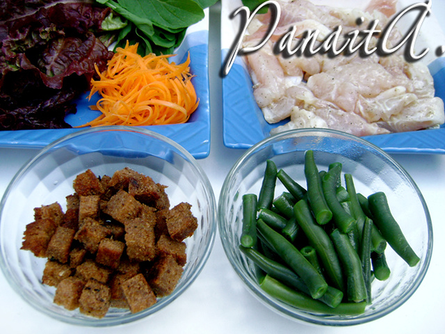 Оригинальный салат с рукколой, спаржевой фасолью и рыбой в кунжутной панировке