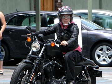 Пинк променяла ребенка на мотоцикл
