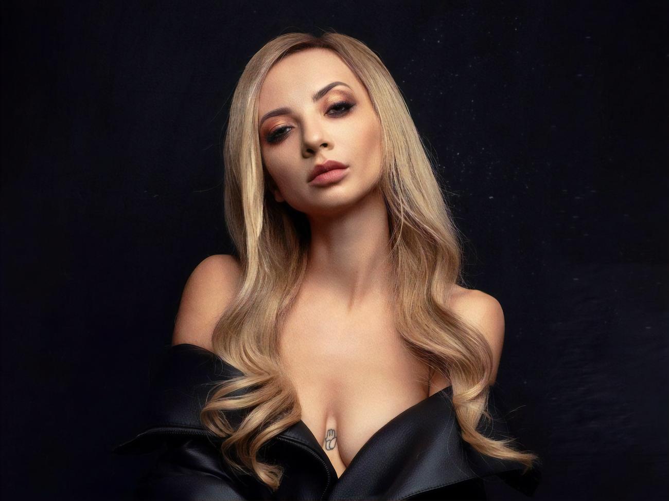 Қыздармен жасырын камера секс