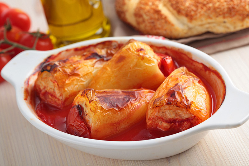 Фаршированный болгарский перец с гарниром из риса и томатным соусом