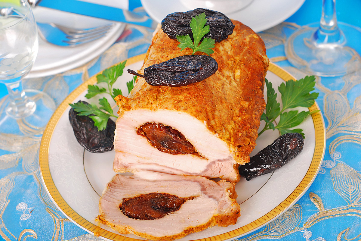 Пикантная свинина с черносливом в духовке – пошаговый рецепт приготовления с фото
