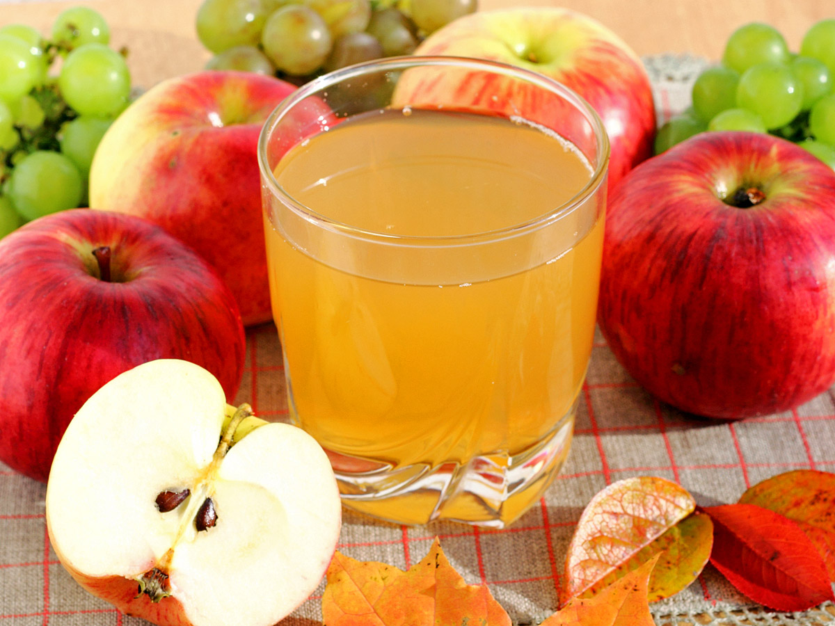 Яблочный сок на зиму без. Олма Шарбати. Яблочный сок. Сок из яблок. Свежевыжатый яблочный сок.