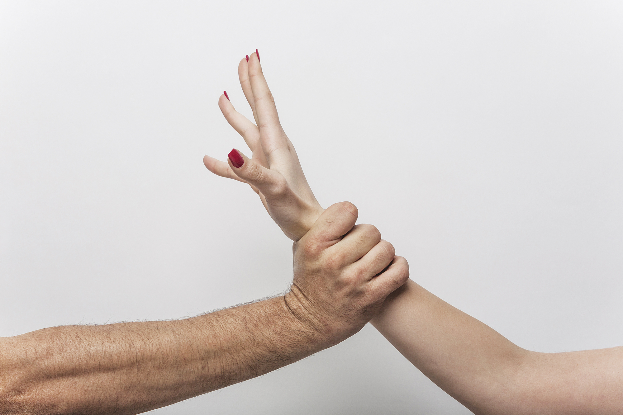 Почему мужчина поднимает руку на женщину