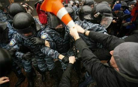 Больше, чем фото. Прохожий помогает милиционеру установить VLC media player