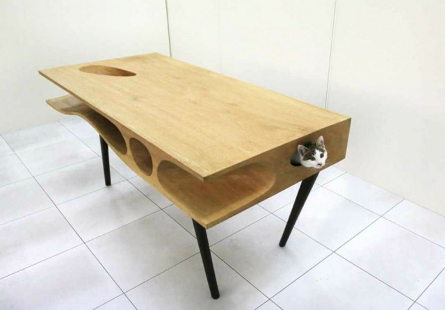 Оригинальный стол для котейки