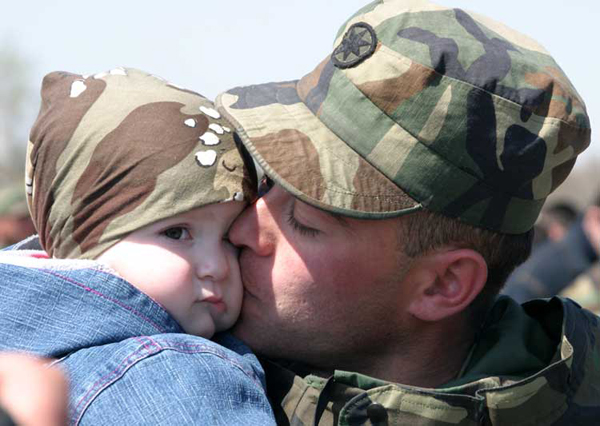 Солдаты в первый раз видят своих детей