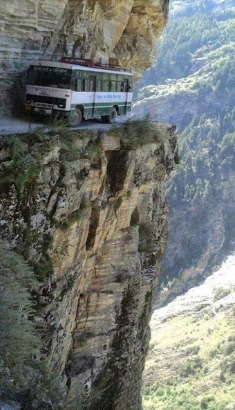 Смотрите, какая красота вокруг! Да что вы вцепились в поручни с остекленевшими глазами?