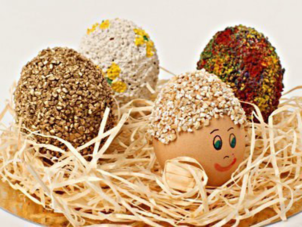 Пасхальные яйца, украшенные крупой