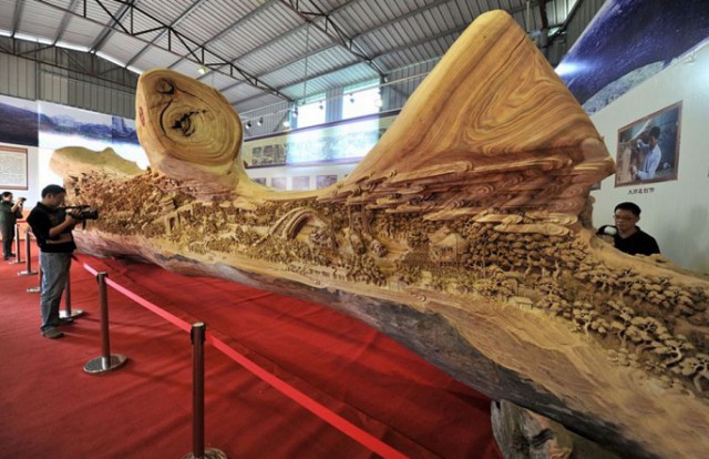 Нереальна скульптура из дерева