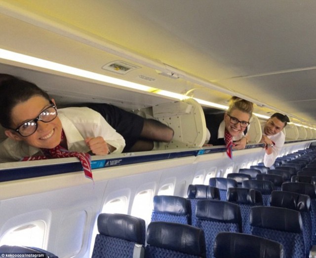 Флешмоб стюардесс: "Пока в самолёте никого нет"
