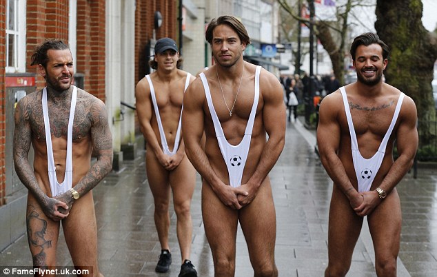 Члены футбольной команди Англии после проигрыша прошлись по улице в мини-купальниках