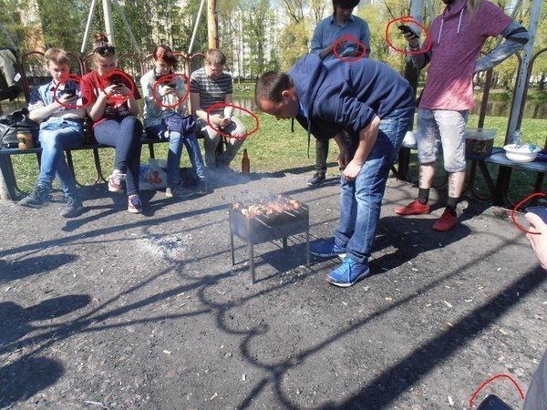 На шашлыках с друзьями..