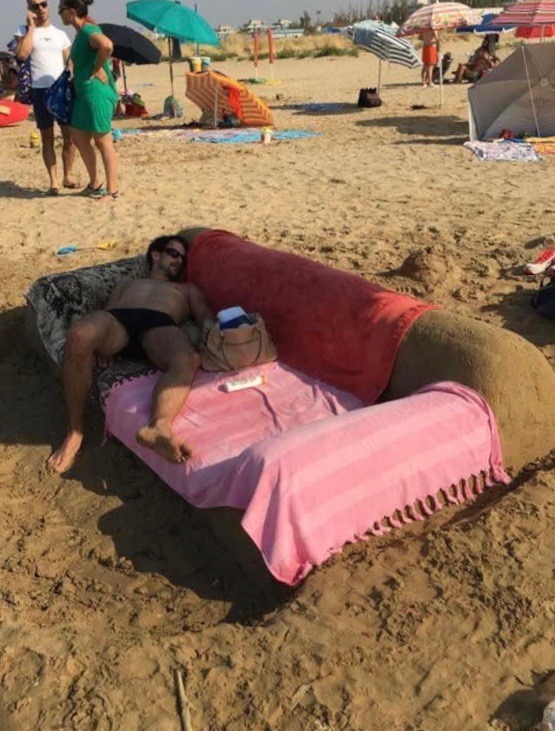 Этот пapень вместо замка из песка, построил диван и завалился спать..