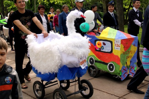 Веселый парад колясок 2011