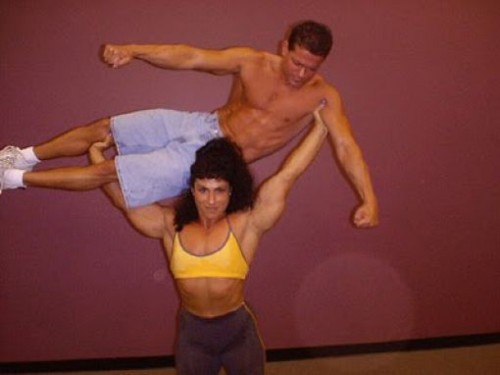 И кто кого на руках носить должен?