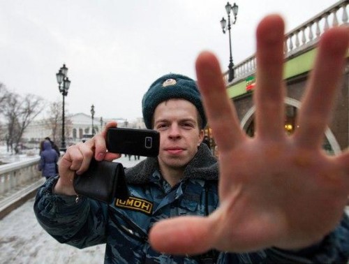 Веселая жизнь людей в форме