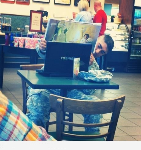 Трогательное фото. Солдат читает книжку своим детям (по скайпу)