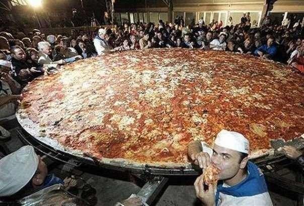 Самая большая пицца в мире!