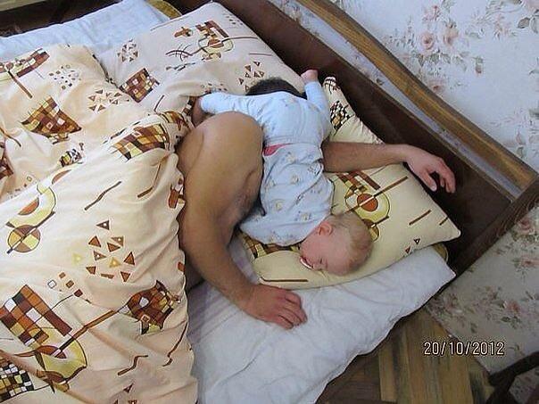 Первое положение - захват головы ногами, второе - бросок...