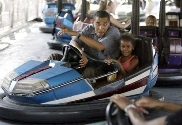 Барак Обама показывает дочке, как правильно нужно ездить на дорогах