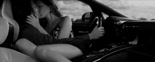 В машине на людях порно видео